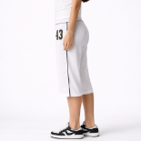 صورة بنطلون قصير ابيض خط ذهبي (Reebok)