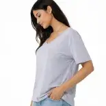 صورة تيشيرت حريمي لافندر بياقة V وطبعة براقة (IN SIDE)