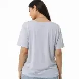 صورة تيشيرت حريمي لافندر بياقة V وطبعة براقة (IN SIDE)