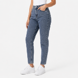 صورة بنطلون جينز أزرق غامق